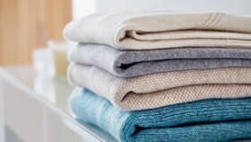 Värskelt trummelkuivatatud riiete virn