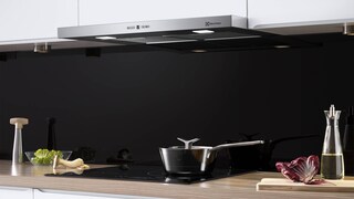 Electroluxi õhupuhasti induktsioonpliidil aurava poti kohal