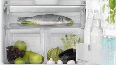 Lähivaade Electrolux FreshPlusi külmikust toiduainetega igal riiulil