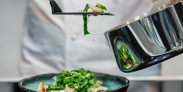 Profikokk asetab taldrikule toitu Infinite Chef-kastrulist