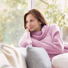 Naine oma villasest džemprist rõõmu tundmas