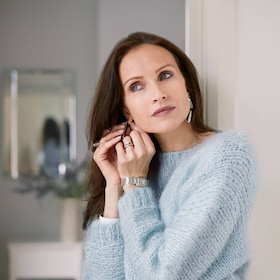 Naine imetlemas oma sinist villast džemprit