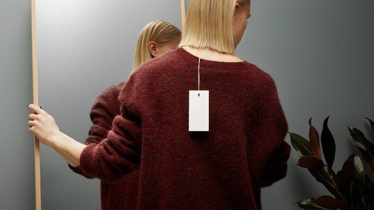 PerfectCare 700-series washing machine - woman in red sweater with the tag showing