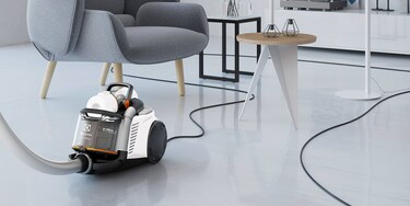 Tolmueemaldaja eriti pika juhtmega Electrolux UltraFlex AnimalCare'iga elutuba puhastamas