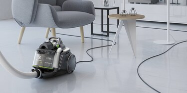 Tolmueemaldaja eriti pika juhtmega Electrolux UltraFlex Greeniga elutuba puhastamas