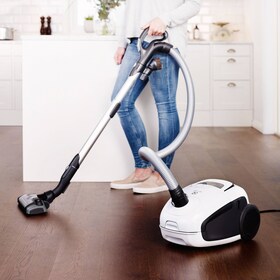 Naine kasutamas The Happy Vac'i