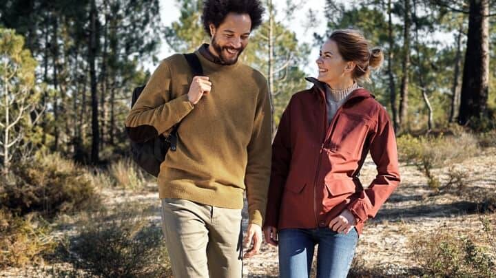 kaks inimest metsas kõndimas