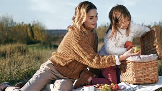 naine ja tüdruk piknikul