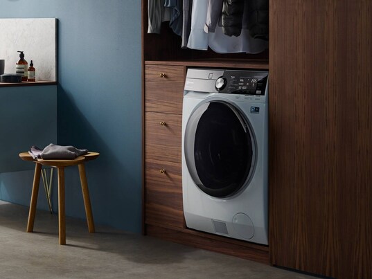 PerfectCare 600-series washing machine - integrated white washing machine on a blue background