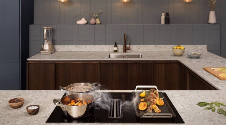 Toidu valmistamine pliidiplaadil, mis tutvustab igapäevast säästvat eluviisi