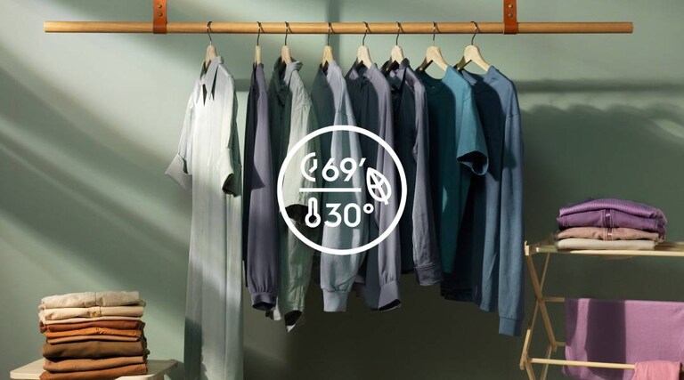 Puhtad riidenagis rippuvad riided, pestud energia säästmiseks 30 kraadi juures