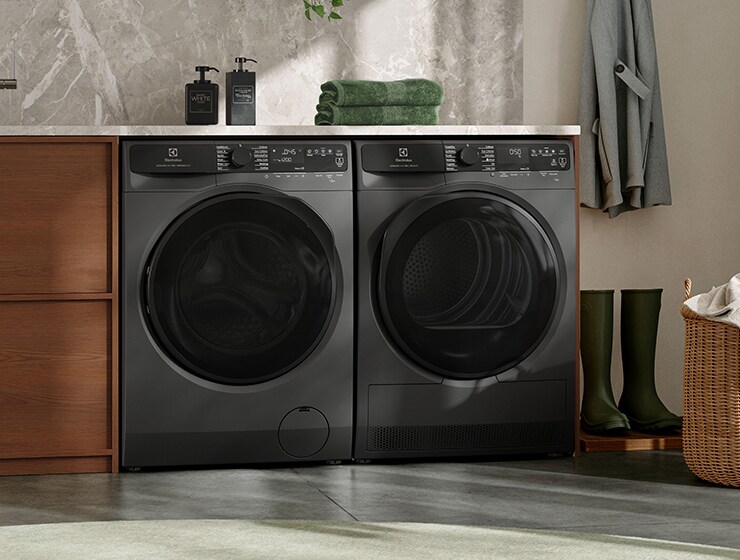 Kaks pesumasinat toas.