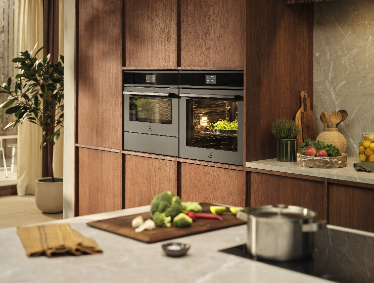 Köögivaade seinale paigaldatud ahjudega