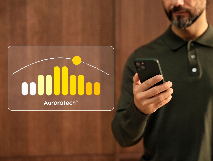 Mees juhib pliidikubu funktsioone telefoniga.