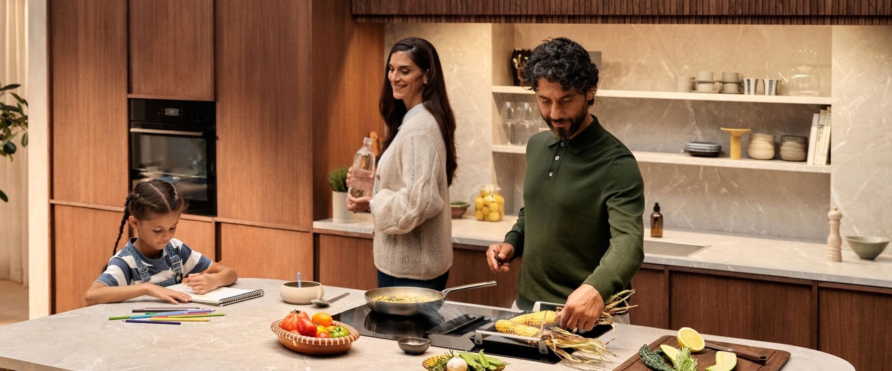 Mees, naine ja väike tüdruk köögis